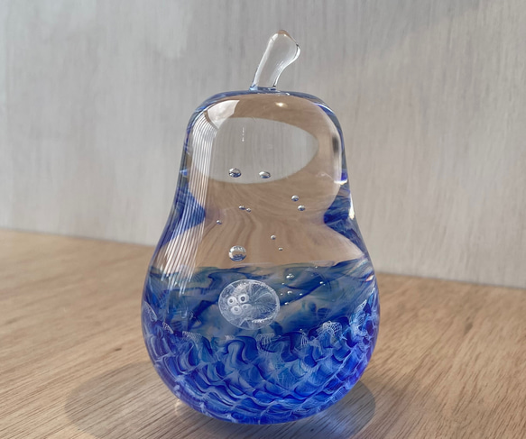 ミズクラゲのガラスオブジェ☆洋梨型のペーパーウェイト 2枚目の画像
