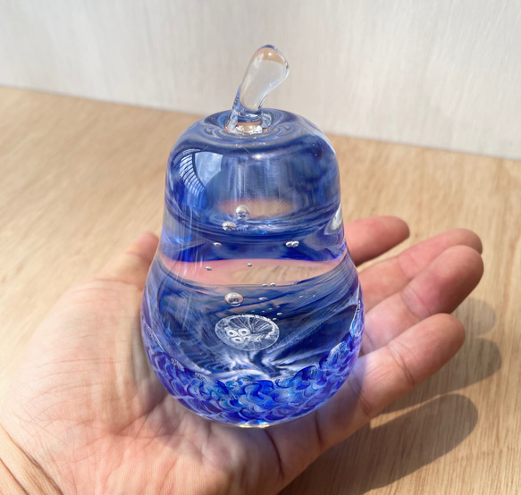 ミズクラゲのガラスオブジェ☆洋梨型のペーパーウェイト 5枚目の画像
