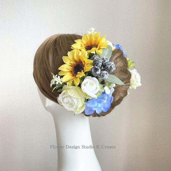 向日葵と青いデルフィニュウムのヘッドドレス　ヒマワリ　ひまわり　髪飾り　ウエディング　ブライダル　花嫁ヘア　成人式 2枚目の画像