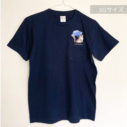 〈ビッグシルエット〉ポケットから花を添えるシマリスのTシャツ-ネイビー- 6枚目の画像