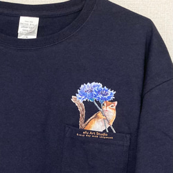 〈ビッグシルエット〉ポケットから花を添えるシマリスのTシャツ-ネイビー- 7枚目の画像