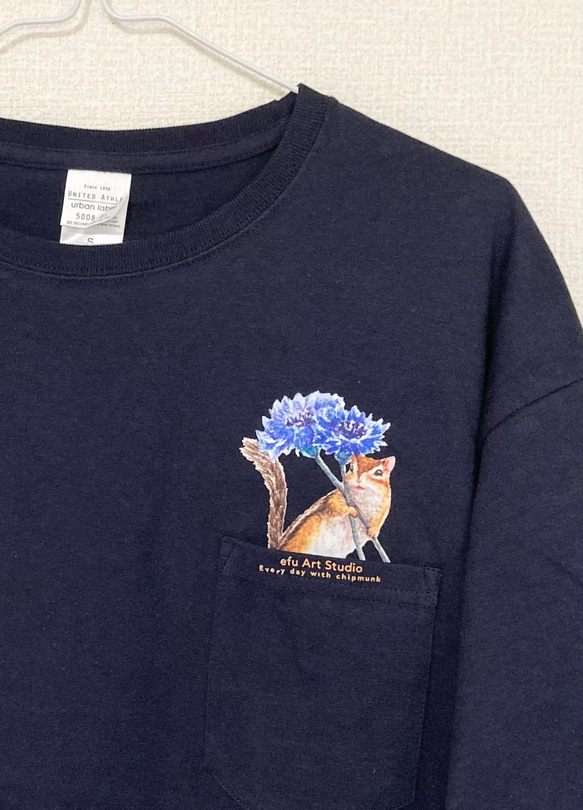 〈ビッグシルエット〉ポケットから花を添えるシマリスのTシャツ-ネイビー- 7枚目の画像