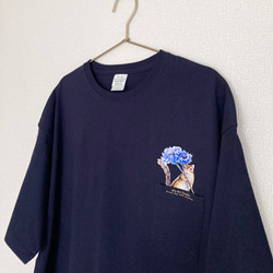 〈ビッグシルエット〉ポケットから花を添えるシマリスのTシャツ-ネイビー- 1枚目の画像
