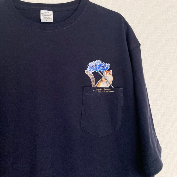 〈ビッグシルエット〉ポケットから花を添えるシマリスのTシャツ-ネイビー- 4枚目の画像