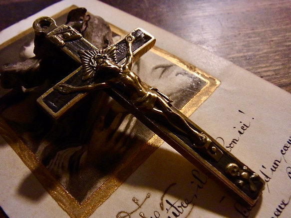 フランス アンティーク 木製 真鍮 クロス キリスト 十字架 大きめ チャーム 髑髏(ドクロ)入り 1枚目の画像