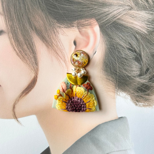 ピンキー　ヒマワリ　インド刺繍リボンタッセル　ピアス ひまわりの大ぶりチュールインド刺繍リボンタッセルピアス