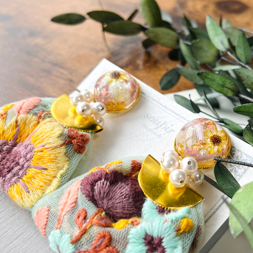 ひまわりの大ぶりチュールインド刺繍リボンタッセルピアス/イヤリング
