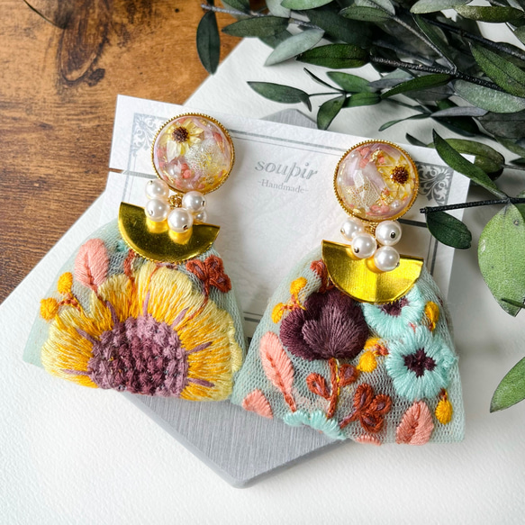 ピンキー　ヒマワリ　インド刺繍リボンタッセル　ピアス ひまわりの大ぶりチュールインド刺繍リボンタッセルピアス