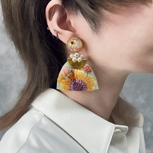 ピンキー　ヒマワリ　インド刺繍リボンタッセル　ピアス ピンキー ヒマワリ インド刺繍リボンタッセル ピアス ピンキー様専用