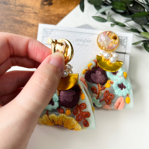 ひまわりの大ぶりチュールインド刺繍リボンタッセルピアス/イヤリング