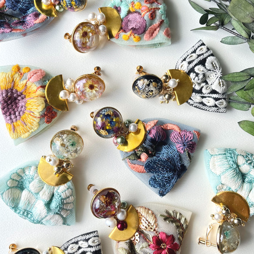 ひまわりの大ぶりチュールインド刺繍リボンタッセルピアス/イヤリング