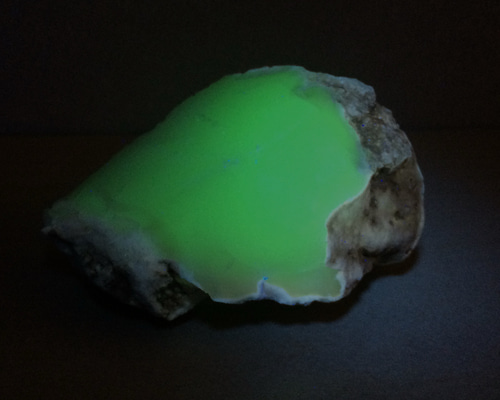 天然石 緑と白の模様 Amazon.co.jp: 天然水晶 原石 天然石 台座付き クラスター 置物