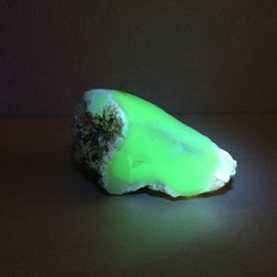 蛍光 ホワイトコモンオパール 原石 02  シークレットクーポン 2枚目の画像
