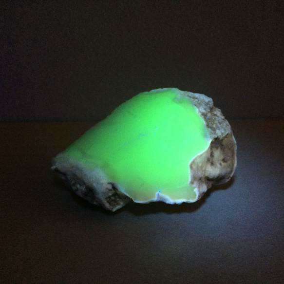 蛍光 ホワイトコモンオパール 原石 02  シークレットクーポン 1枚目の画像