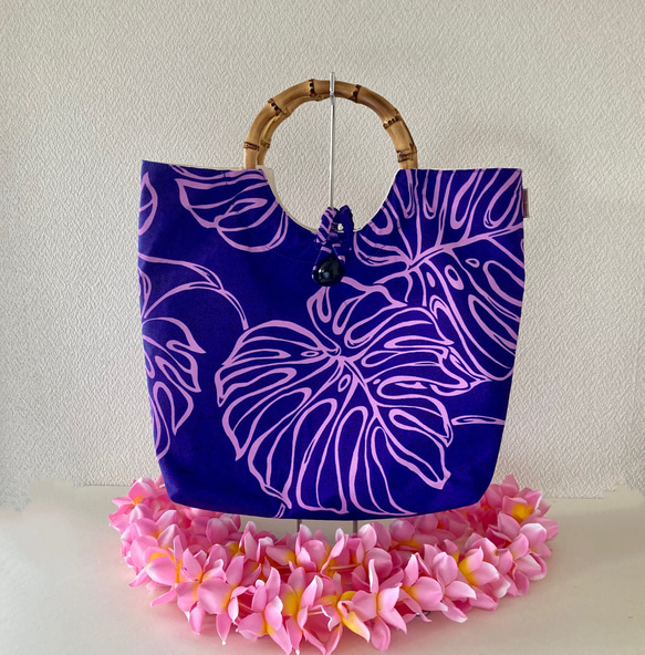 ハワイアン柄　バンブー　リング持ち手バッグ　モンステラ　紫　 1枚目の画像