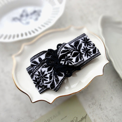 刺繡リボンのヘアクリップ ■ 重厚デザイン ■ 白地に黒の刺繍の花模様 1枚目の画像