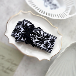 刺繡リボンのヘアクリップ ■ 重厚デザイン ■ 白地に黒の刺繍の花模様 3枚目の画像