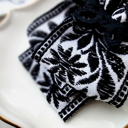 刺繡リボンのヘアクリップ ■ 重厚デザイン ■ 白地に黒の刺繍の花模様 4枚目の画像
