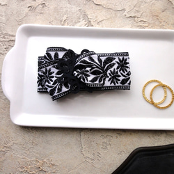 刺繡リボンのヘアクリップ ■ 重厚デザイン ■ 白地に黒の刺繍の花模様 6枚目の画像