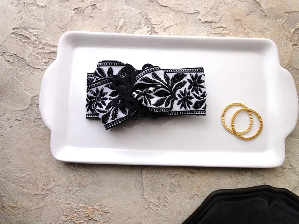 刺繡リボンのヘアクリップ ■ 重厚デザイン ■ 白地に黒の刺繍の花模様 6枚目の画像