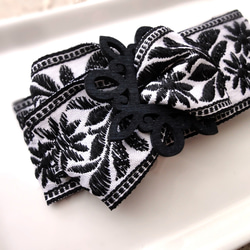 刺繡リボンのヘアクリップ ■ 重厚デザイン ■ 白地に黒の刺繍の花模様 5枚目の画像