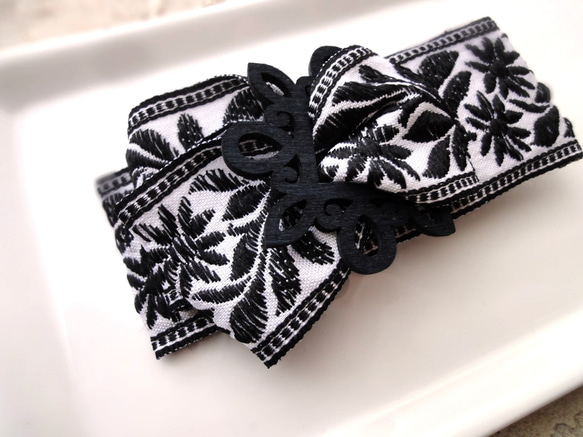 刺繡リボンのヘアクリップ ■ 重厚デザイン ■ 白地に黒の刺繍の花模様 5枚目の画像