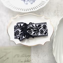 刺繡リボンのヘアクリップ ■ 重厚デザイン ■ 白地に黒の刺繍の花模様 2枚目の画像