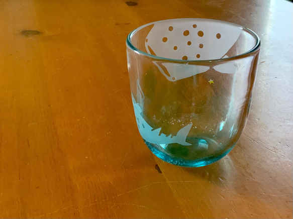 夏一番星コップ　ジンベイザメの親子　グラス　ビアグラス 2枚目の画像