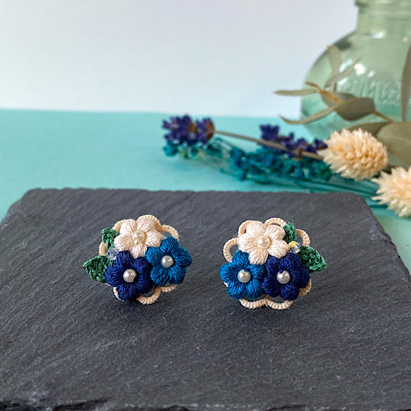 刺繍糸で編んだ小さなお花とタティングレースピアス(ブルー) 6枚目の画像