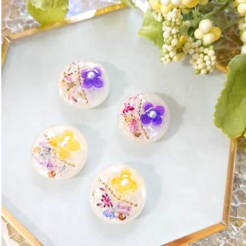 お花のボタン☆4個 e-37 ボタン/カボション/レジン/ドライ 