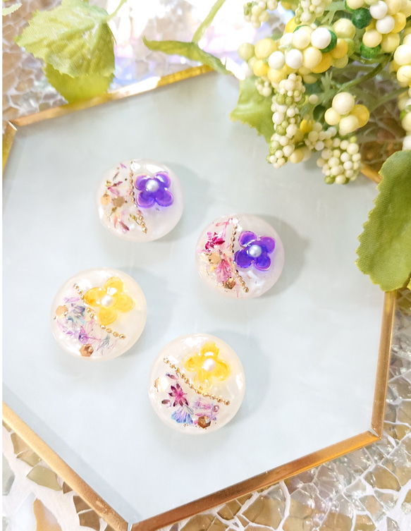 お花のボタン☆4個 e-37 ボタン/カボション/レジン/ドライフラワー/花 