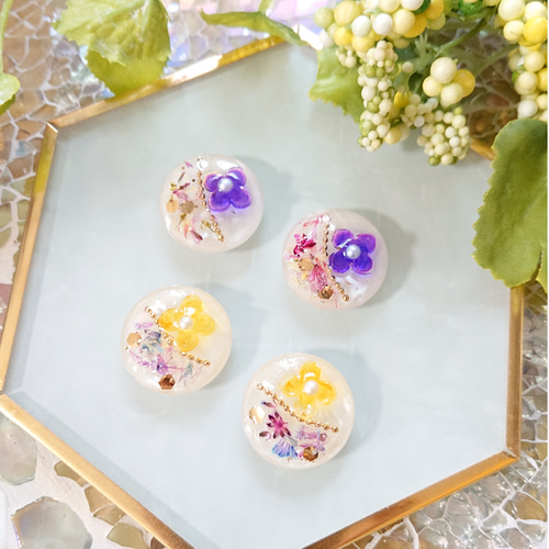 お花のボタン☆4個 e-37 ボタン/カボション/レジン/ドライフラワー/花 