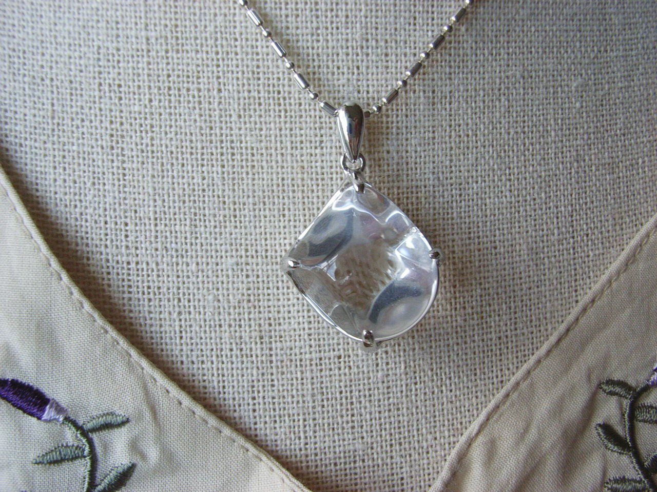 SV水晶　アイスキューブのペンダントトップ