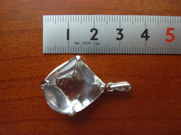 SV水晶　アイスキューブのペンダントトップ 6枚目の画像