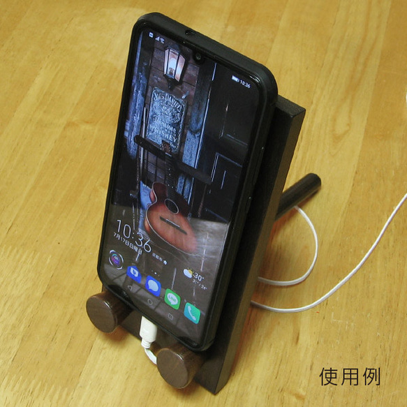 天然木と本革を使ったスマホスタンド 4枚目の画像