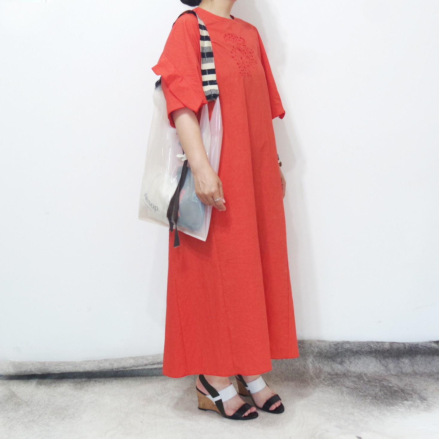 カスミソウ刺繍 バックフリルワンピース [ スカーレット ]