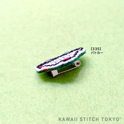 パトカー【ブローチ】バッチ バッジ ピン 車 乗り物 はたらく車 働く車 刺繍 かわいい クロスステッチ ポップ 2枚目の画像