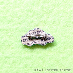 パトカー【ブローチ】バッチ バッジ ピン 車 乗り物 はたらく車 働く車 刺繍 かわいい クロスステッチ ポップ 3枚目の画像