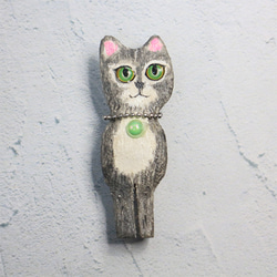 木彫りの猫ブローチ　グレー9 1枚目の画像