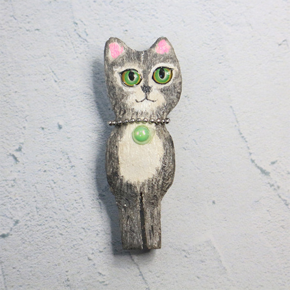 木彫りの猫ブローチ　グレー9 1枚目の画像