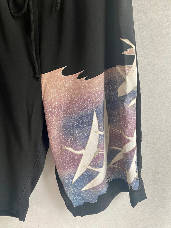 鶴柄　メンズハーフパンツ　ウエストゴム　着物リメイク　黒留袖　一点もの 2枚目の画像