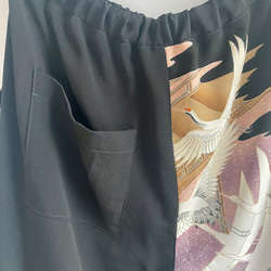 鶴柄　メンズハーフパンツ　ウエストゴム　着物リメイク　黒留袖　一点もの 6枚目の画像