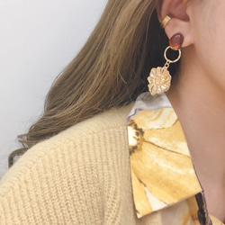 【handmade】nuance stone×metal flower earring（gold/brown） レトロ 1枚目の画像