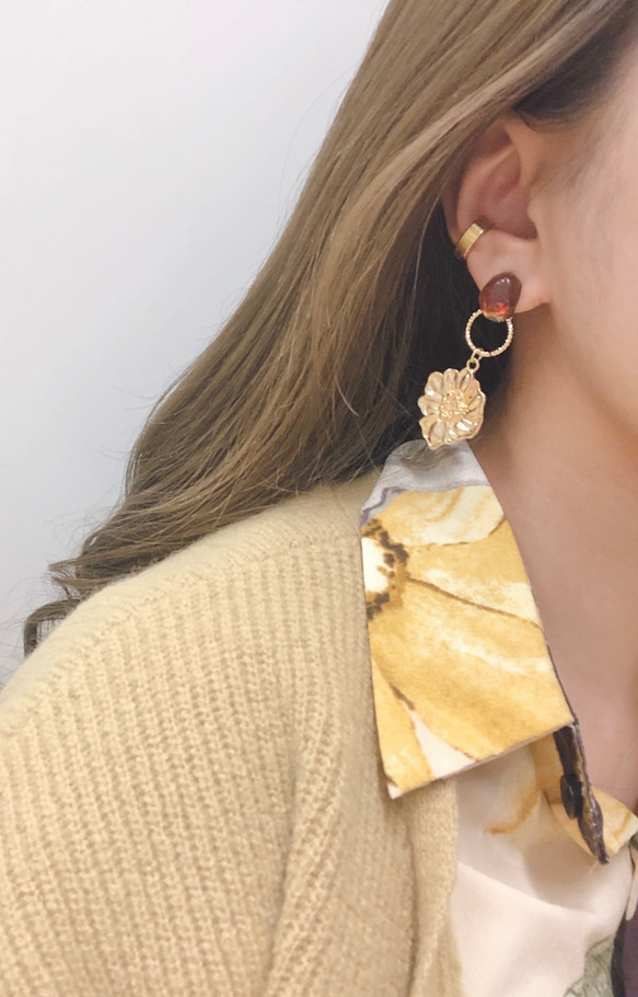 【handmade】nuance stone×metal flower earring（gold/brown） レトロ 1枚目の画像