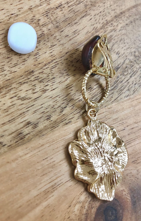 【handmade】nuance stone×metal flower earring（gold/brown） レトロ 5枚目の画像