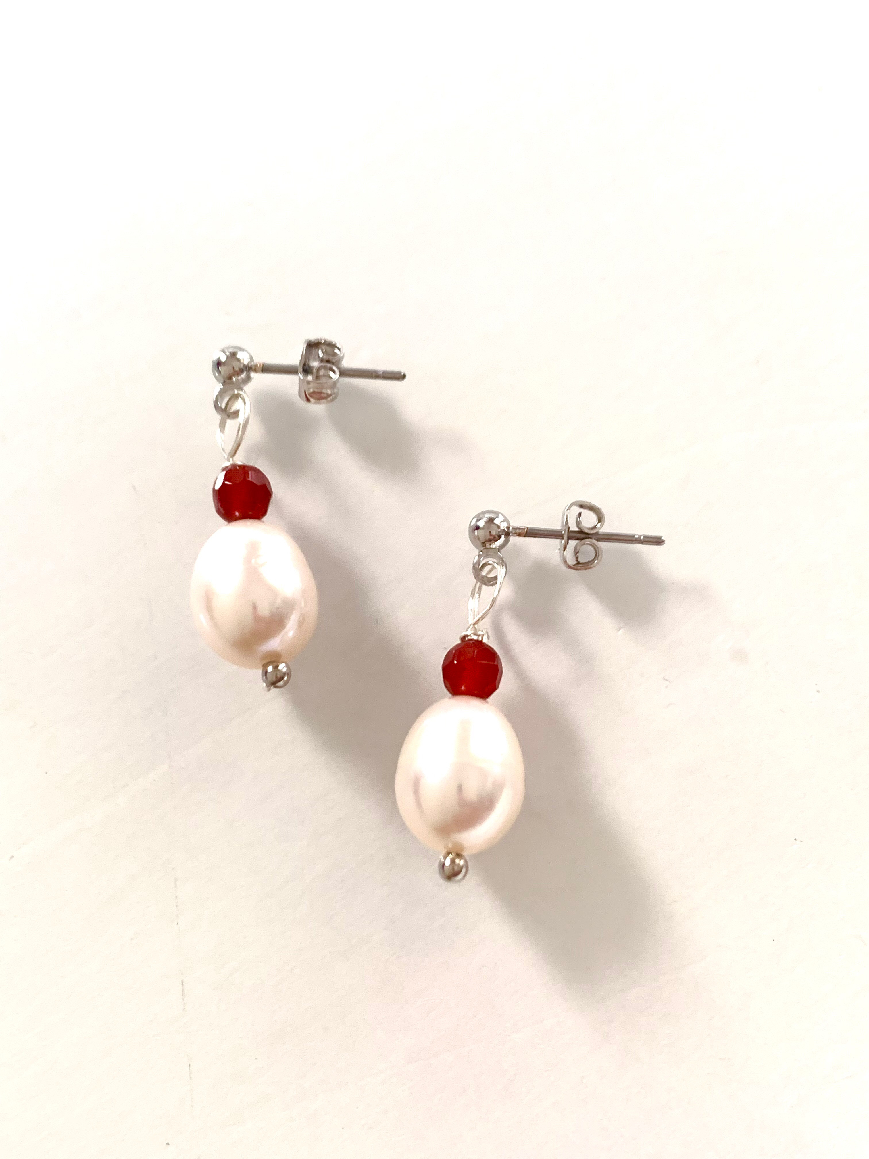カーネリアン ホワイトバロックパール ピアス