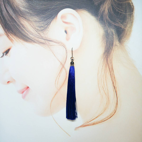 ロングタッセル ピアス/イヤリング 濃い青 ピアス（フック