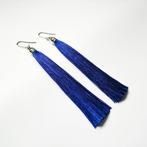 ロングタッセル ピアス/イヤリング 濃い青 ピアス（フック・チェーン
