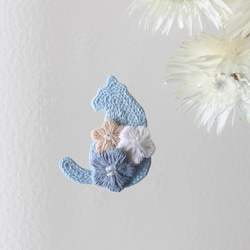 【海ねこブローチ】(ナチュラルブルー)オートクチュール刺繍ブローチ 1枚目の画像