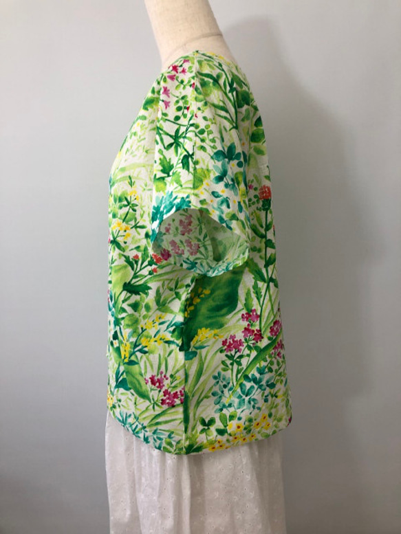 水彩　ボタニカル　トップス　綿100変わり織　お花と葉っぱ　大きめ　フリーサイズ　57cm丈 4枚目の画像